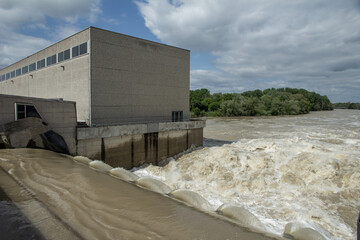 Hochwasser an Staustufe bei einem Elektrizitätswerk