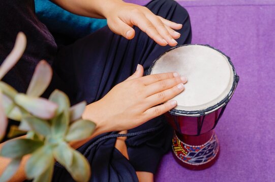 Manos de mujer tocando un tambor