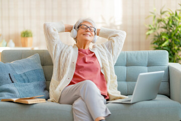 Obraz premium Senior woman listening to music