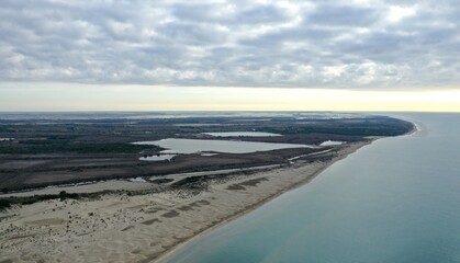 vol au dessus de la pointe de l'Espiguette dans le Gard, Camargue, Occitanie, France