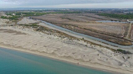 vol au dessus de la pointe de l'Espiguette dans le Gard, Camargue, Occitanie, France