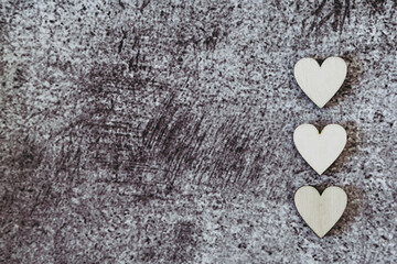 Coeurs en bois sur le coté et fond texturé gris grunge - Arrière plan pour la Saint-Valentin