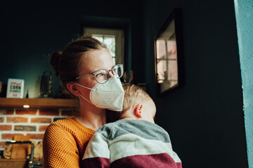 Frau mit Maske und Kind