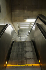 Eine Rolltreppe die Personen eine Etage weiter nach unten oder oben befördern kann.