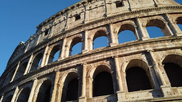 Froschperspektive vomn Kolosseum in Rom, Italien