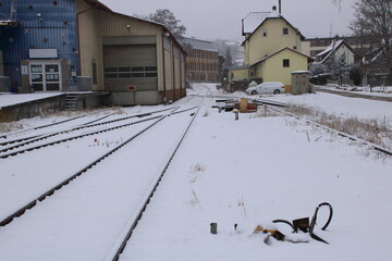 Blick Richtung Zufahrt der stillgelegten Strohgäubahn im Bahnhof Weissach