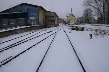 Blick Richtung Zufahrt der stillgelegten Strohgäubahn im Bahnhof Weissach