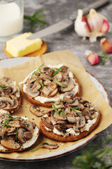 Open sandwiches with grilled mushrooms