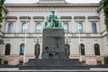 Obraz premium The statue of Johan Vilhelm Snellman (philosopher, political leader) in front of the Bank of Finland. Helsinki.