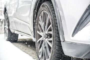 Autofahren auf der Straße bei Schneewetter