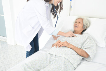 Fototapeta premium doctor talking to their patient in the hospital