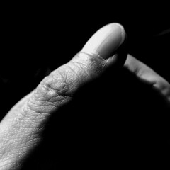 モノクロームの親指