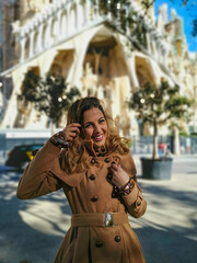 Woman posing in the city for some portrait photos, wearing casual spring clothes.