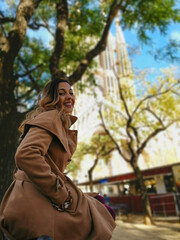 Woman posing in the city for some portrait photos, wearing casual spring clothes.