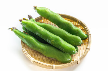 ざるにのせたそら豆