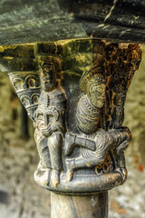 Fototapeta premium The courtyard (cluatr) of the Sant'Orso monastery, founded in 1132, has retained its original Romanesque architecture. The sculptural capitals of the columns are of particular value. 