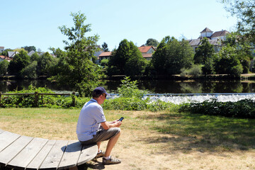 Seul, au bord de la rivière