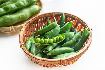 カゴに入ったグリンピース