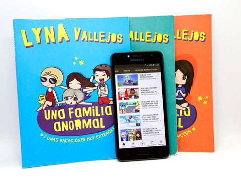 Lyna Vallejos books. A very normal family. Novels of the famous Argentine youtuber. Phone with Lyna's official channel.