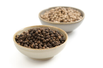Schwarzer und weißer Pfeffer