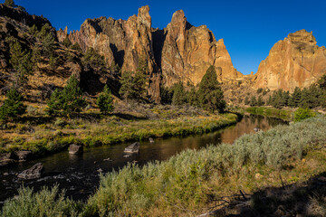 Fototapeta na wymiar This is Smith Rock State Park in central Oregon with the Crooked River running through it.