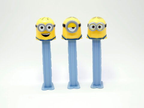 Minions. Stuart, Kevin y BOBK. The three main minions of the movies. Characters from the famous Despicable Me movies. Pez brand candy pills packaging.
