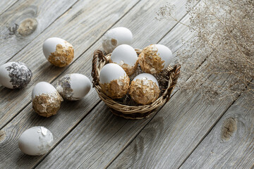 Obraz premium Easter composition with decorated eggs in a basket on a wooden surface.
