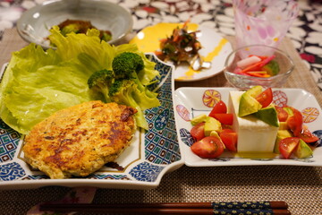 日本の家庭料理　鶏肉ハンバーグと豆腐のサラダ　オリーブオイルかけ　酢の物