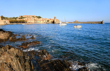 Fototapeta na wymiar La petite baie de Collioure, le vieux village, son église et sa jetée.