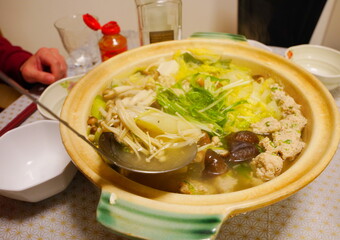 日本の家庭料理の定番　野菜や豆腐の水炊き　鍋料理