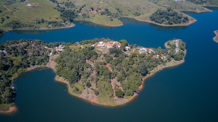 Visto de Cima, represa, com barcos e paisagens.