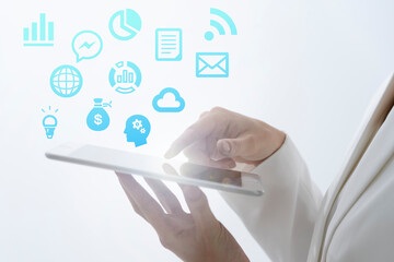 モバイル端末を操作する女性と、様々な機能を表すアイコン