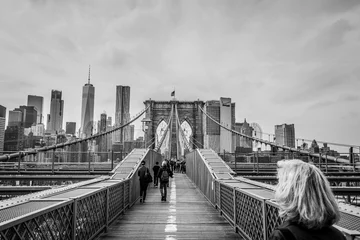 Fotobehang Auf Brooklyn Bridge in new york city schwatz / weiss © Nicolas