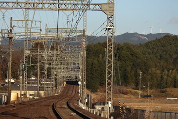 電車の線路　山へむかう