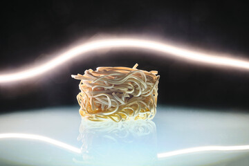 Noodles circondato da fascio di luce