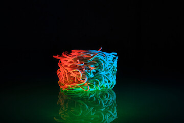 Noodles illuminati di rosso e blu