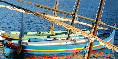 Fototapeta na wymiar Barques de pêche hautes en couleur,dans un port méditerranéen.
