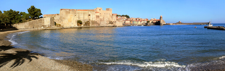 Fototapeta premium La petite baie de Collioure, le vieux village, son église et sa jetée.