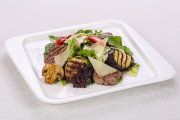 Salad with grilled beef and vegetables