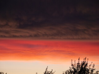 Natur pur, Wetter pur: Der Abendhimmel über Mecklenburg-Vorpommern nach einem abziehenden Regenschauer in den deutschen Farben Schwarz, Rot und Gold