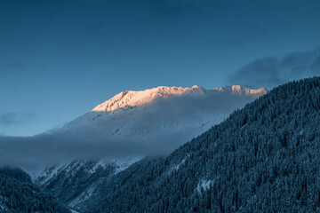 Lever du soleil sur montagne du Beaufortain , en hiver , Savoie , France - obrazy, fototapety, plakaty
