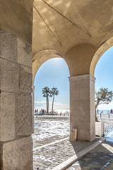 Porche du quai des Etats-Unis à Nice sur la Côte d'Azur avec vue sur la mer