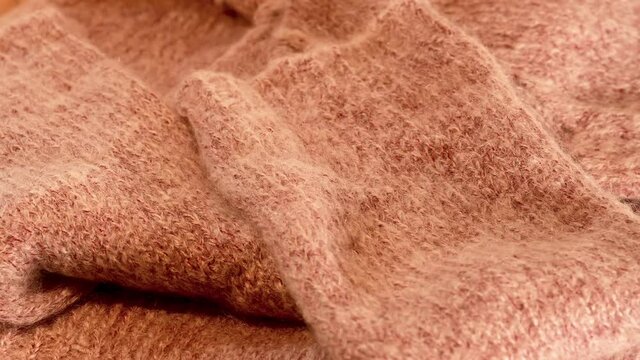 Pinker Mohair Pullover auf einem Drehteller als Hintergrund