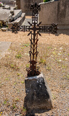 Croix tombale ancienne dans le cimetière de Sérandon, France