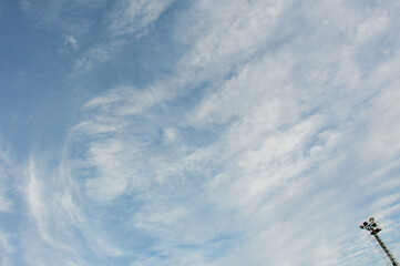 Columna de iluminación con cielo nublado