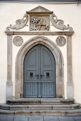 Fototapeta na wymiar Eingangsportal mit Relief zum Rathaus von Pirna 