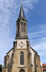 Fototapeta na wymiar Katholische Kunigundenkirche vor strahlend blauem Himmel