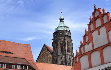 Fototapeta premium Stadtkirche St. Marien mit historischem Giebel im Vordergrund 