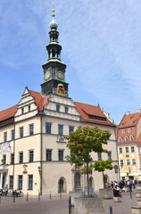 Rathaus von Pirna mit in den blauen Himmel emporragendem Uhrturm
