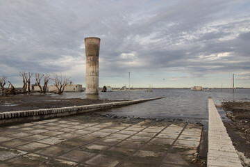 Fototapeta na wymiar Torre abandonada en el lago de Epecuen, Buenos Aires.